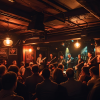 Eine kleine Gruppe an Jazz-Liebhabern verfolgt ein Konzert in München.